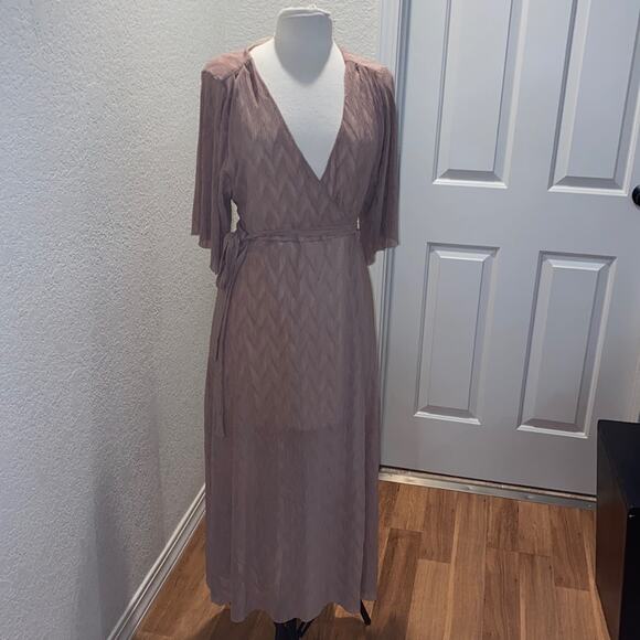 Liquorish Maxi Crinkled Wrap Dress Beige NWT Sz 8 Polyester Short Sleeve - Picture 1 of 12
